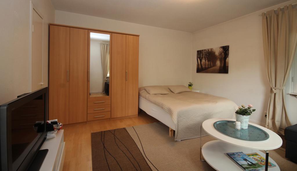 Majoitushuoneisto Tuomipuisto Apartment Наантали Стая снимка